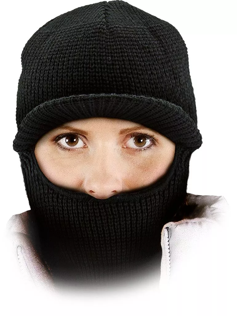 Czarna czapka kominiarka z daszkiem, wykonana z dzianiny, z jednym otworem na twarz.