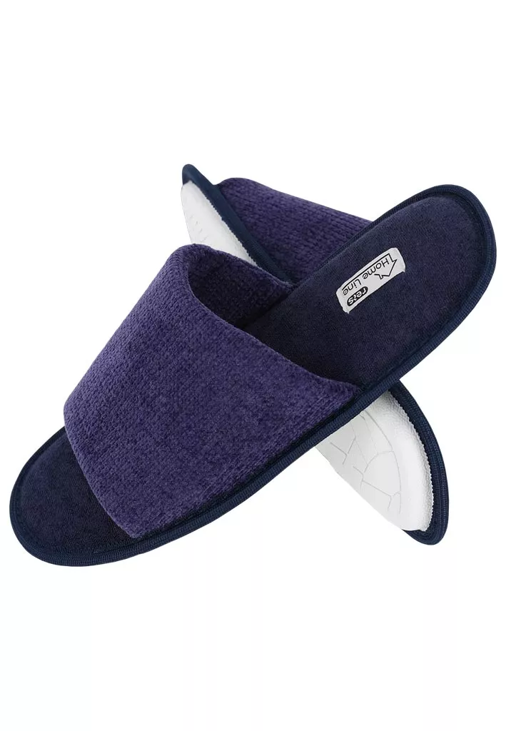 Damskie kapcie wsuwane SLIPWOOL w granatowym kolorze, wykonane z miękkiego materiału WOOL, zapewniającego komfort i ciepło. Idealne na co dzień w domu.