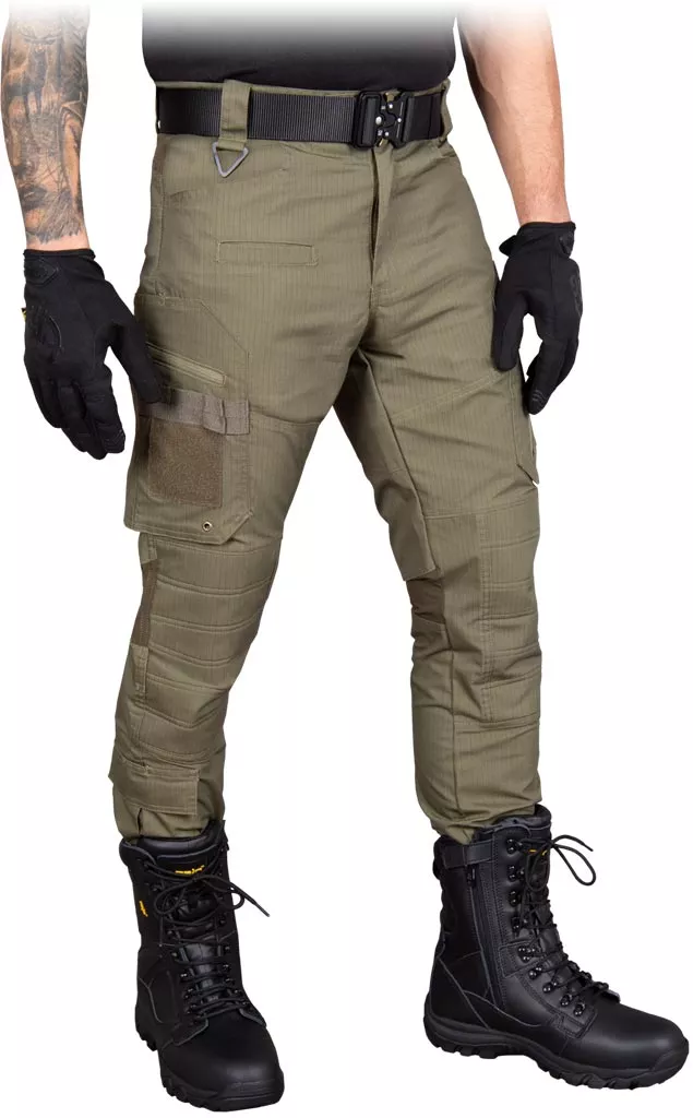 Spodnie taktyczne bojówki męskie w kolorze khaki, wykonane z elastycznego materiału rip-stop, z wieloma kieszeniami. Model RACK, do pasa, przeznaczone do zastosowań ochronnych i taktycznych.