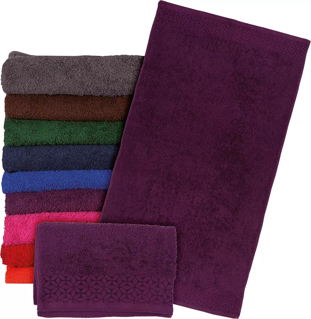 Ręcznik frotte z bawełny 100%, gruby, w kolorze fioletowym. Zdobiony delikatnym wzorem na brzegach, miękki i chłonny, w rozmiarze 50x90 cm.
