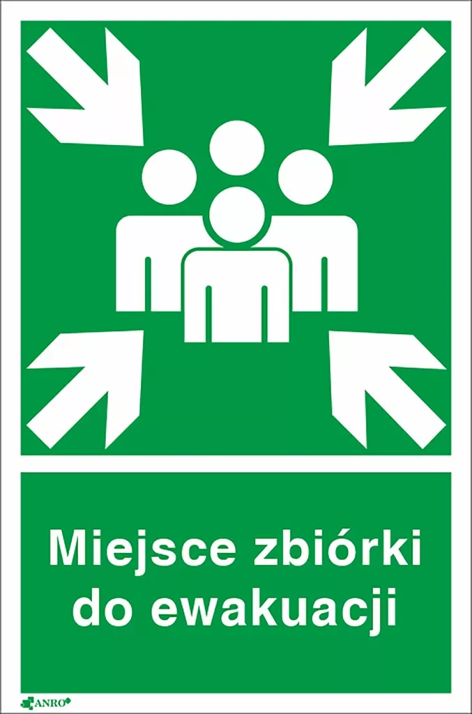 Zielony znak ewakuacyjny z białymi sylwetkami trzech osób i czterema strzałkami skierowanymi do środka. Pod grafiką napis „Miejsce zbiórki do ewakuacji”.