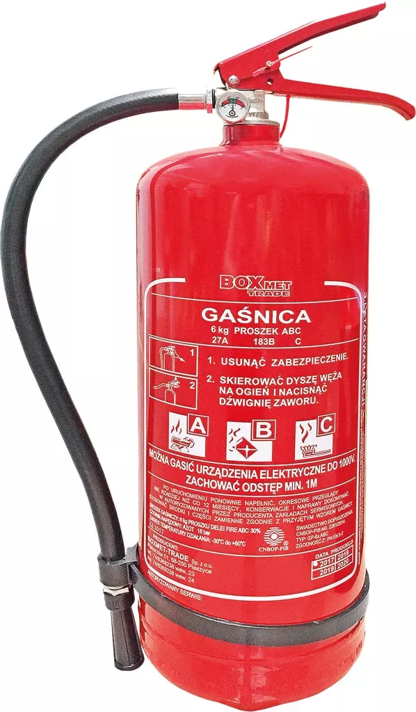 Czerwona gaśnica proszkowa 6 kg, z rurką i manometrem, przystosowana do gaszenia pożarów klasy A, B, C. Na etykiecie znajdują się instrukcje obsługi i dane techniczne.