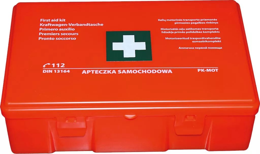 Czerwona apteczka samochodowa z białym krzyżem i napisami informacyjnymi. Na pokrywie widnieje symbol 