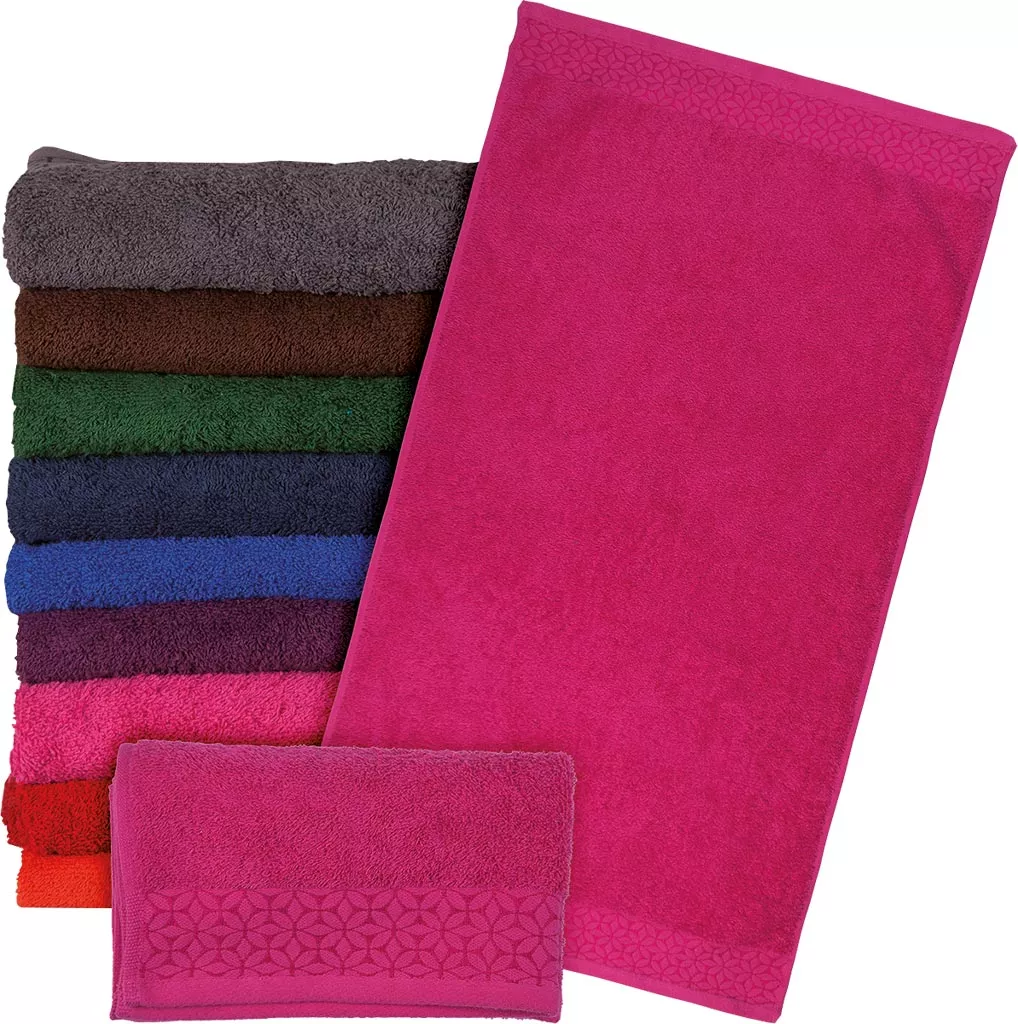 Ręcznik frotte bawełniany 100% o grubym splocie, w kolorze różowym. Wymiary 70x140 cm. Produkt tkany, trwały i miękki, dostępny także w innych kolorach.
