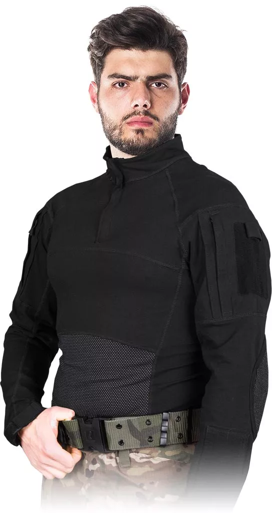 Czarna, elastyczna koszulka męska longsleeve Tactical Guard OSPREY z zamkiem przy szyi i kieszeniami na ramionach. Dopasowany krój, przeznaczona do użytku taktycznego.