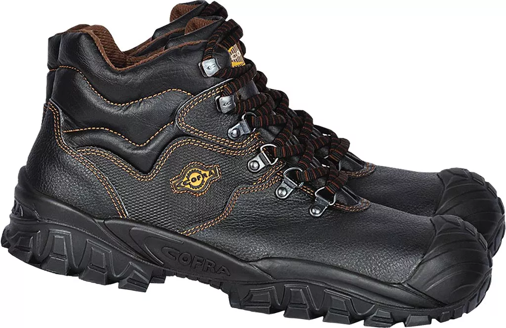 Buty robocze w kolorze czarnym, wysoki model z podwyższonym kołnierzem. Wyposażone w metalowe szlufki do sznurowania oraz wzmocnioną część palcową.