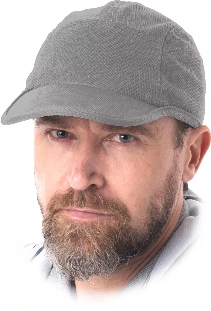 Szara czapka z daszkiem, zapinana na rzep, wykonana z przewiewnego materiału o fakturze siatki. Model FREE, lekka i wygodna, odpowiednia do codziennego użytku.
