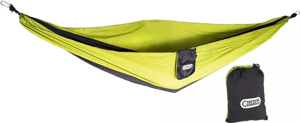 Hamak turystyczny Tactical Guard HAMMOCK, wytrzymuje do 200 kg. Wykonany z lekkiego materiału, łatwy do przenoszenia, zapakowany w małą torbę. Idealny na biwak i wyprawy outdoorowe.