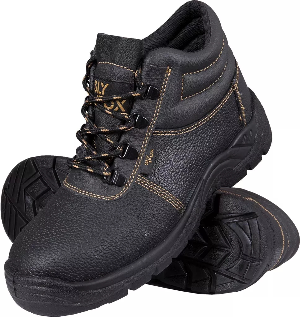 Buty bezpieczne wysokie, w kolorze czarnym, z metalowymi elementami na sznurówkach i gruba, antypoślizgowa podeszwa.