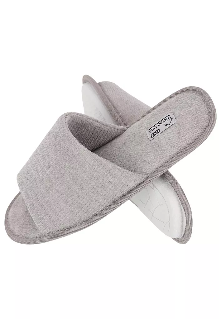 Damskie wsuwane kapcie SLIPWOOL w jasnoszarym kolorze, wykonane z miękkiego materiału. Model z otwartym noskiem i profilowaną podeszwą, zapewniającą komfort użytkowania.