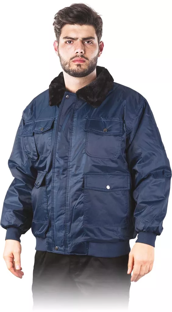 Męska zimowa kurtka bomber granatowa, powlekana PCV, ocieplana, z kołnierzem z imitacji futra i kieszeniami z przodu. Model ochronny, zapinany na zatrzaski.