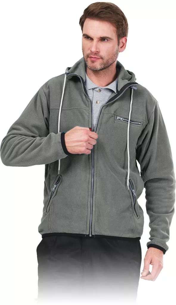 Szara męska bluza polarowa z kapturem, zapinana na zamek, z dwiema bocznymi kieszeniami. Model HOOD, przeznaczona jako odzież ochronna.