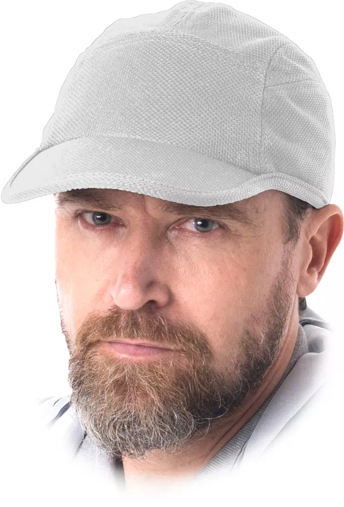 Biała czapka z daszkiem, lekka i przewiewna, wykonana z materiału siateczkowego. Zapięcie na rzep z tyłu. Model Free, dopasowujący się do różnych rozmiarów głowy.