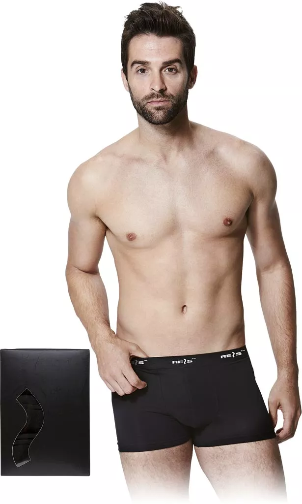 Elastyczne czarne męskie bokserki BOXER, model o dopasowanym kroju, wykonane z gładkiego materiału. Wyposażone w czarną gumę z napisem 