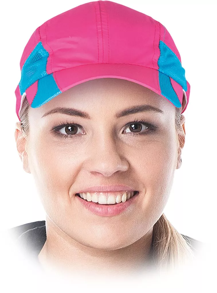 Różowa czapka z daszkiem FLASH z niebieskimi wstawkami, wykonana z lekkiego materiału wentylowanego, zapinana na rzep, zapewnia ochronę głowy i komfort użytkowania.