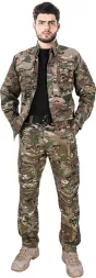 Komplet taktyczny moro woodland Tactical Guard DERR, składający się z bluzy zapinanej na guziki i spodni rip stop do pasa, zapewniający ochronę i komfort podczas działań outdoorowych.