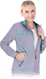 Bluza ochronna w kolorze szarym z turkusowymi wstawkami, posiada zamek błyskawiczny oraz kilka kieszeni. Jest dopasowana i ma długie rękawy.