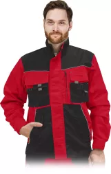 Bluza ochronna FORMEN w kolorach czarnym i czerwonym, wyposażona w liczne kieszenie, w tym na klatce piersiowej. Zapinana na zamek, z długimi rękawami i kołnierzem typu stójka.