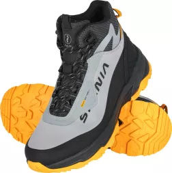 Męskie buty trekkingowe SPANIA w kolorze stalowym z pomarańczową podeszwą. Model softshellowy, z wysoką cholewką, sznurowane, zaprojektowane na trudne warunki terenowe.