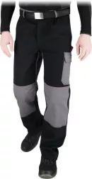 Czarne spodnie robocze BOMULL z 100% bawełny, ochrona do pasa, wzmocnienia na kolanach w kolorze szarym, zapinane na guziki. Model wyposażony w kieszenie i szlufki na pasek.