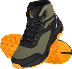 Męskie buty trekkingowe HILL z cholewką softshell, w kolorze oliwkowo-czarnym, z pomarańczową podeszwą o agresywnym bieżniku. Model posiada sznurowanie i wzmocnienia na czubku oraz pięcie.