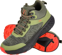 Męskie buty trekkingowe ETNA w kolorze khaki z czarną podeszwą i czerwonym spodem. Model wysokocięty z sznurowadłami i zamszowymi wstawkami. Wytrzymała i solidna konstrukcja.
