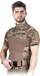 Męska elastyczna koszulka taktyczna Tactical Guard OSPREY w kamuflażu moro, z krótkim rękawem i kieszeniami na ramionach. Materiał dopasowany, zapewniający wygodę i swobodę ruchów.