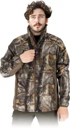 Męska kurtka softshell MUZ z kamuflażem leśnym, zapinana na zamek, z wzmocnieniami na ramionach i rękawach, odpowiednia do aktywności na zewnątrz, szczególnie dla myśliwych.
