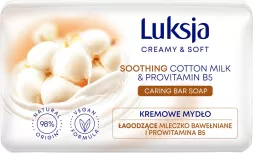 Opakowanie kremowego mydła w kostce Luksja o masie 90 g. Produkt zawiera łagodzące mleczko bawełniane i prowitaminę B5, jest wegański i ma 98% składników pochodzenia naturalnego.