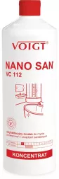 Opakowanie zawiera biały plastikowy pojemnik z czerwonymi napisami. Etykieta informuje, że produkt to Nano San VC 112 marki Voigt, koncentrat do mycia sanitariatów z grafiką umywalki i toalety.