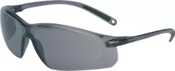Okulary ochronne Honeywell A700 z przezroczystymi, lekko przyciemnianymi soczewkami. Posiadają czarne, smukłe oprawki i zauszniki oraz elastyczne zawiasy na zausznikach.