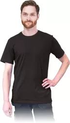Czarny męski T-shirt o wydłużonym kroju LONG, z krótkim rękawem i okrągłym dekoltem. Wykonany z gładkiego materiału, prosty i jednolity.