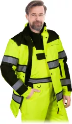 Żółta kurtka robocza parka MILLING-LJ z elementami odblaskowymi. Ocieplana, przedłużana, męska, z czarnymi wykończeniami i kieszeniami oraz taśmami odblaskowymi na rękawach i tułowiu.