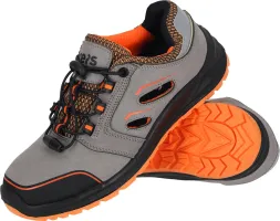 Męskie buty bezpieczne MANDARIN w szaro-czarno-pomarańczowej kolorystyce, ze wzmocnionym czubkiem i antypoślizgową podeszwą. Materiał wykonania wygląda na trwały, z systemem sznurowania na gumkę.