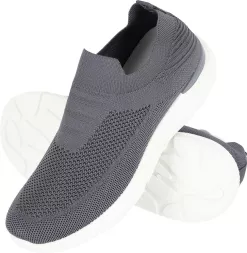 Wsuwane męskie buty sportowe SAMI w kolorze stalowym. Wykonane z przewiewnego, siateczkowego materiału, z elastyczną, białą podeszwą i bez sznurowadeł. Komfortowe i lekkie.