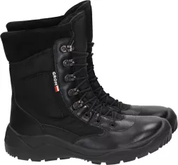 Buty taktyczne militarne GROM 1138 w kolorze czarnym, wykonane z wytrzymałych materiałów, z wysoką cholewką i solidnym sznurowaniem zapewniającym stabilność stopy. Przeznaczone do użytku wojskowego.