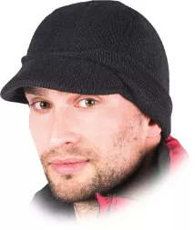 Czapka zimowa patrolówka w kolorze czarnym, wykonana z ciepłego materiału, z daszkiem chroniącym przed słońcem i zimnem.