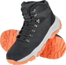 Męskie buty trekkingowe BALPINE w kolorze czarnym z pomarańczową podeszwą. Model trzewików, sznurowane, z metalowymi oczkami. Podeszwa z wyraźnym bieżnikiem do górskich wędrówek.