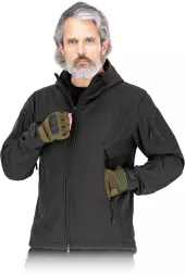 Czarna, męska kurtka taktyczna softshell Tactical Guard MOSS z membraną, zamkiem błyskawicznym i kieszeniami. Wyposażona w panele z rzepami na ramionach. Model z kapturem, chroniący przed wiatrem i chłodem.
