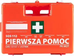 Czerwona przenośna apteczka pierwszej pomocy z białym krzyżem. Ma napisy 