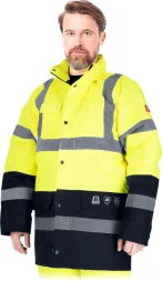 Kurtka odblaskowa parka BLUE-BOMB w kolorze żółtym z czarnymi wzmocnieniami na dole i rękawach, z elementami odblaskowymi na tułowiu, ramionach i rękawach. Model męski, ocieplana, chroni przed zimnem i zapewnia widoczność.