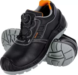 Buty robocze TITAN-GLAT wykonane z gładkiej skóry, męskie, z systemem wiązaniowym. Posiadają solidną, antypoślizgową podeszwę i wzmocniony nosek ochronny. Czarny kolor z pomarańczowym wykończeniem wnętrza.