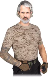 Beżowa koszulka męska taktyczna w wzór moro, z krótkim rękawem, wykonana z lekkiego materiału. Model T-shirt Tactical Guard TARNUNG, zapewnia komfort i wytrzymałość.