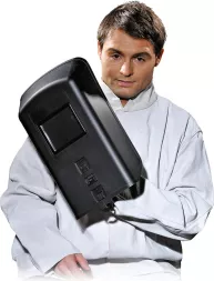 Tarcza spawalnicza 11 DIN do trzymania w ręku, wykonana z czarnego materiału, wyposażona w przyciemniane okienko ochronne. Ergonomiczny kształt ułatwia jej trzymanie podczas spawania.