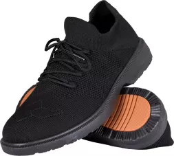 Lekkie, czarne buty męskie CARO o sportowym, rekreacyjnym charakterze. Wykonane z przewiewnego materiału z elastyczną cholewką i sznurowaniem. Podeszwa z pomarańczowym wzmocnieniem dla lepszej przyczepności.