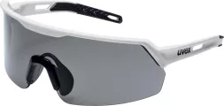 Okulary ochronne UVEX ULTRASHIELD z przyciemnianymi szkłami, oprawa biała, zabezpieczają przed odpryskami i promieniowaniem UV. Model sportowy, lekki, z regulowanym noskiem.