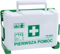Biała, plastikowa apteczka pierwszej pomocy z zielonymi elementami, zawiera uchwyt do przenoszenia. Na froncie duży czerwony krzyż i napis 