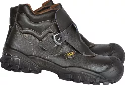 Czarne buty bezpieczne NEW TAGO z wysoką cholewką, ozdobnym szyciem, paskiem z klamrą i grubą, antypoślizgową podeszwą.
