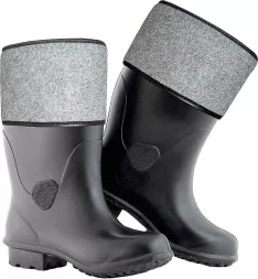 Buty filcowe 6250 BORYNA to wysokie, czarne kalosze z charakterystycznym, szarym filcowym wykończeniem u góry. Posiadają wyraźną podeszwę z bieżnikiem i wzmocnienie na pięcie.