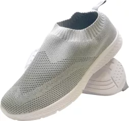 Wsuwane damskie buty sportowe LETTA, wykonane z lekkiego, oddychającego materiału siatkowego, z elastyczną białą podeszwą. Konstrukcja bez sznurowadeł zapewnia wygodę i szybkie zakładanie.